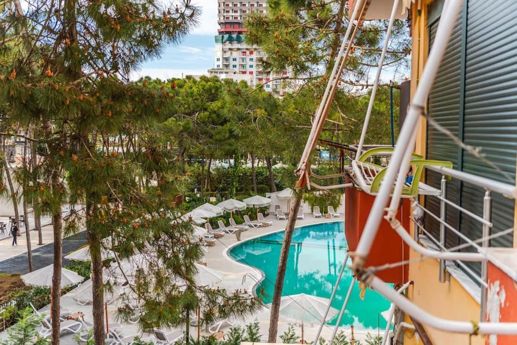 una vista sulla piscina dal balcone di una nave da crociera di Cozy Seaside by PS a Golem