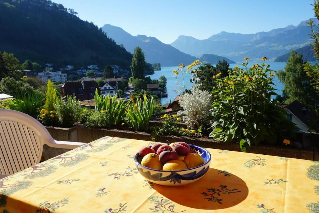 un bol de fruta sentado en una mesa con vistas en Charming Apartment w/Terrace on Lake and Mountain en Weggis