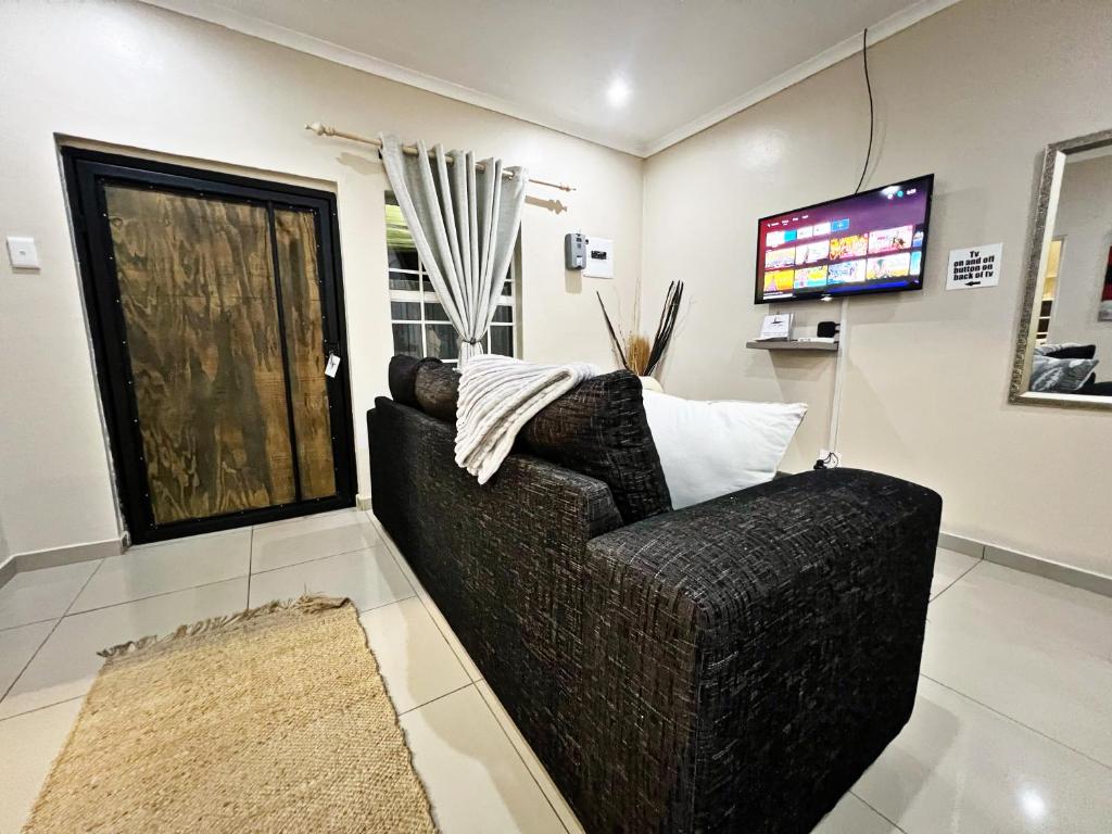 TV a/nebo společenská místnost v ubytování Lincoln Moon Guesthouse