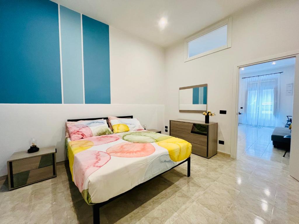 sypialnia z łóżkiem i niebieską ścianą w obiekcie B&B Margherita Torremaggiore w mieście Torre Maggiore
