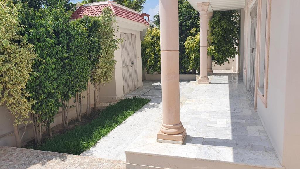 un couloir vide d'une maison avec pilier dans l'établissement Villa Sérénité, Yasmine Hammamet, à Hammamet