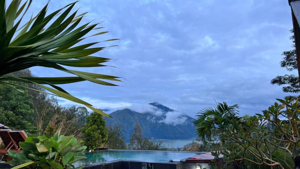 uma vista para uma montanha a partir de uma casa com piscina em Dewangga Mountain View em Bangli