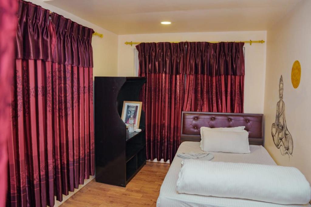 A bed or beds in a room at Gypsy Hostel & Backpackers