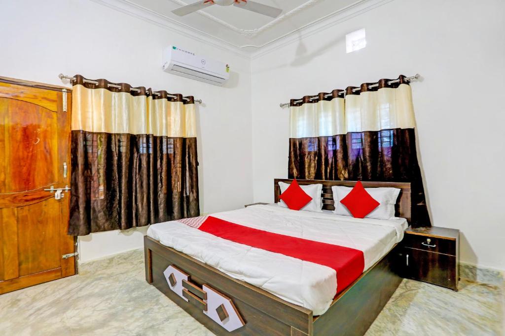 Katil atau katil-katil dalam bilik di Super OYO Flagship Namaskar Cozzy Cottage