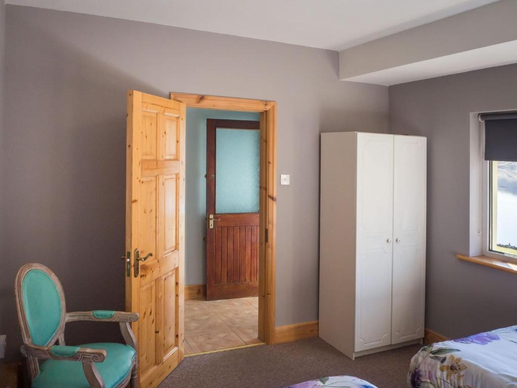 Postel nebo postele na pokoji v ubytování Lough Fee Renvyle