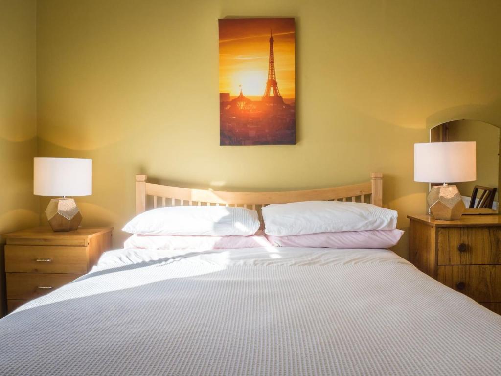 Postel nebo postele na pokoji v ubytování Lough Fee Renvyle