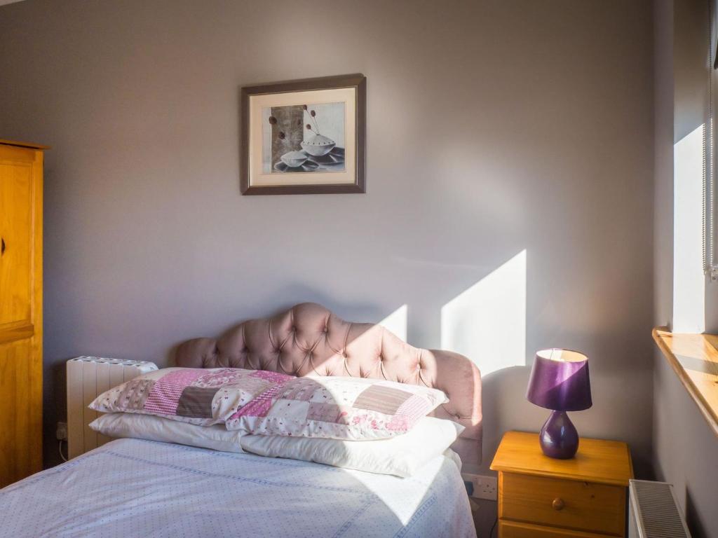 Postel nebo postele na pokoji v ubytování Lough Fee Renvyle