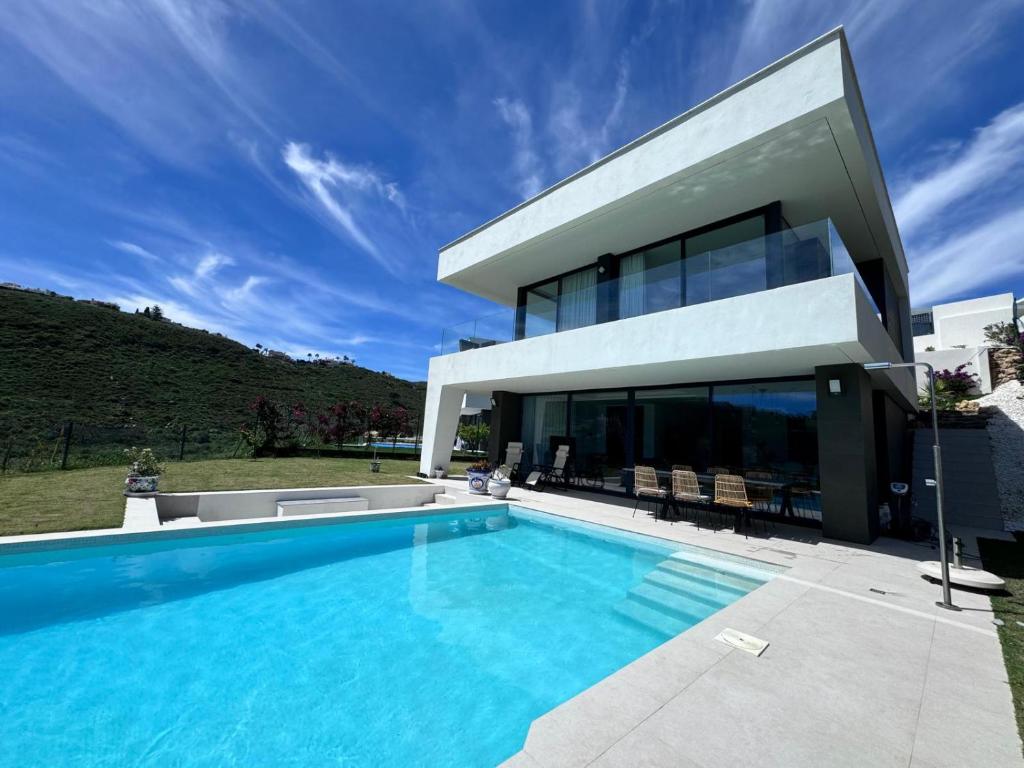 Luxueuze villa met verwarmd zwembad en zeezicht