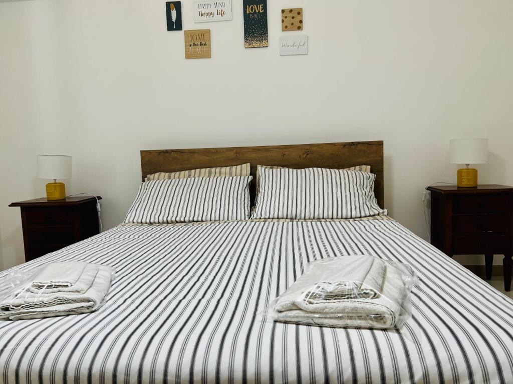 1 dormitorio con 1 cama con 2 toallas en Casa Vacanze Daniele, en Balestrate