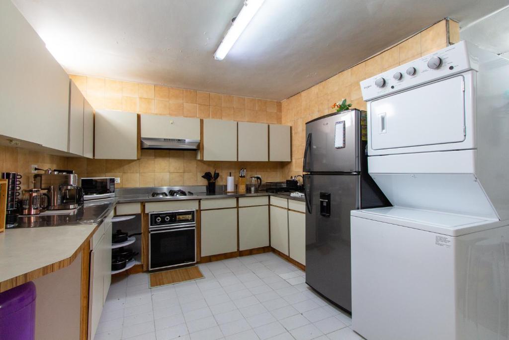 Kuchyň nebo kuchyňský kout v ubytování CoNomad House - Coliving & Coworking