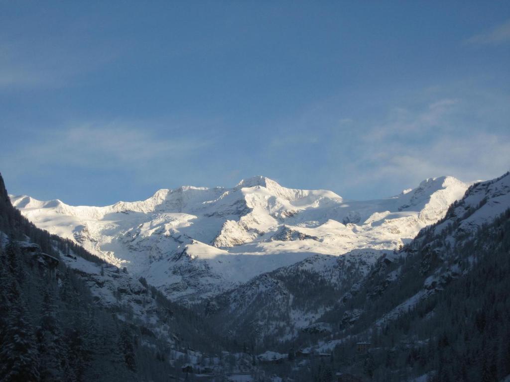 une chaîne de montagnes enneigée avec de la neige dans l'établissement DRESALWOALD APPARTAMENTI, à Gressoney-Saint-Jean