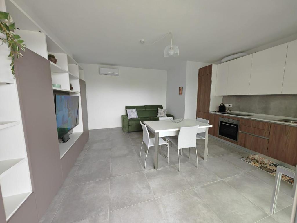 莫利亞諾威尼托的住宿－Appartamento Aura，一间厨房,里面配有桌椅