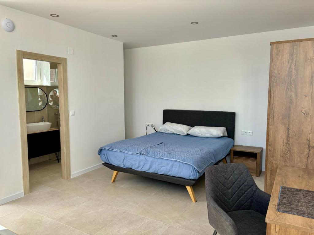 Ένα ή περισσότερα κρεβάτια σε δωμάτιο στο Fig Tree Apartment