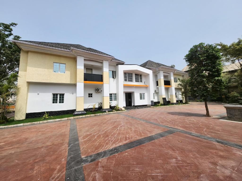 an empty driveway in front of a building at Cozy Residence Abuja in Abuja