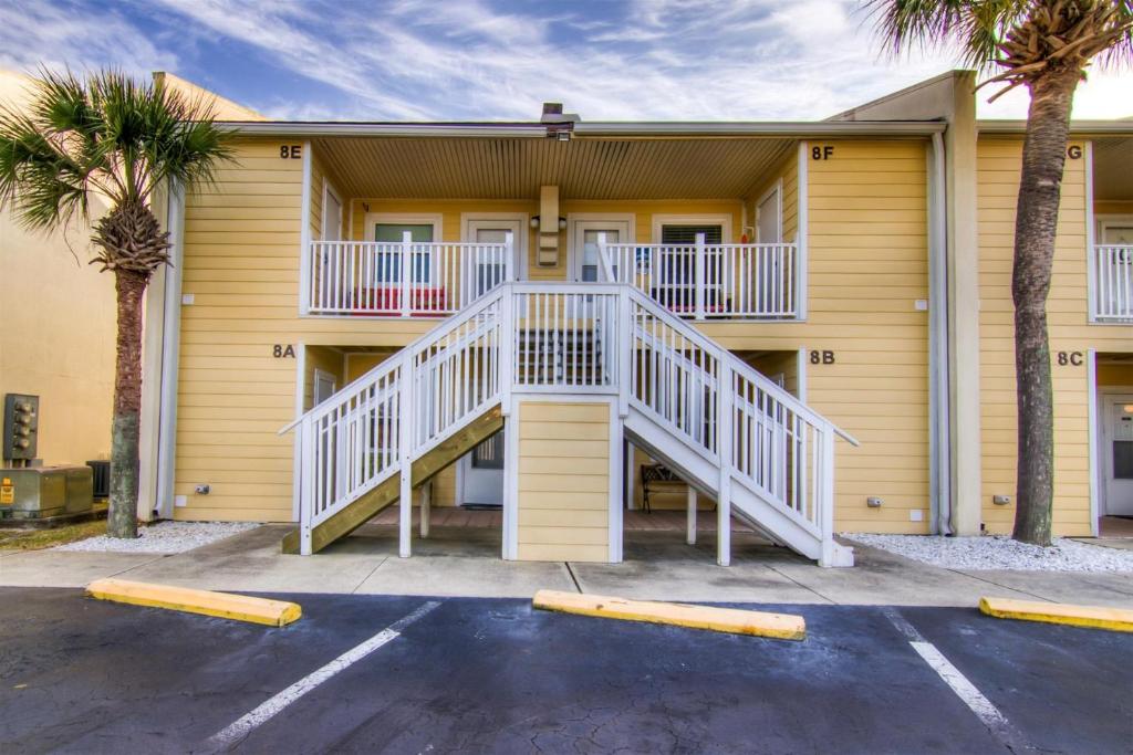 ein Haus mit einer Treppe auf einem Parkplatz in der Unterkunft Isle Be Back in Destin