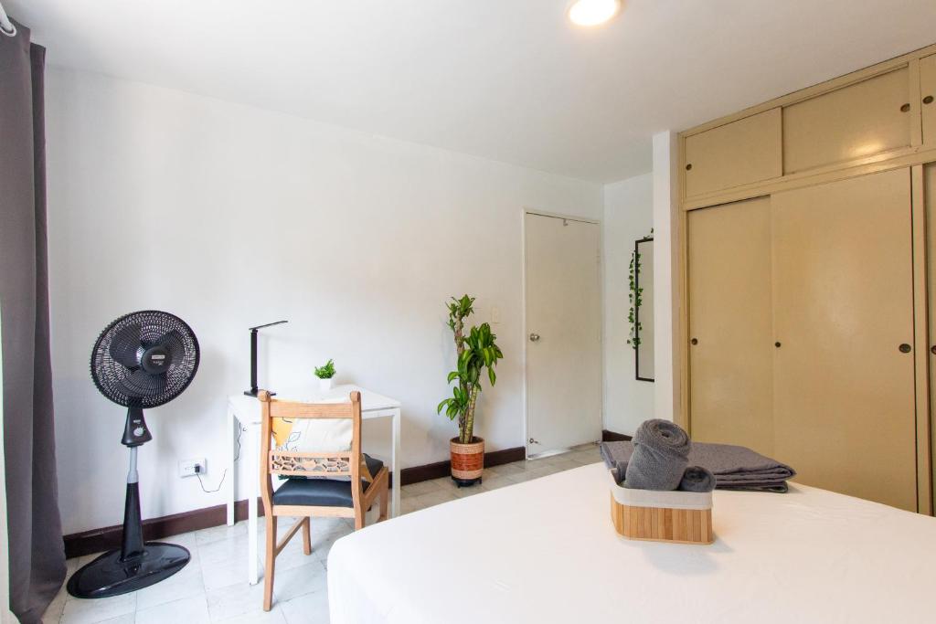 Postel nebo postele na pokoji v ubytování CoNomad House - Coliving & Coworking