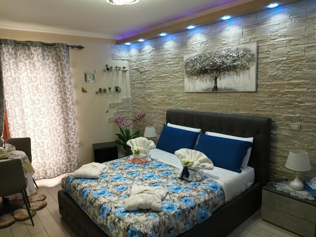sypialnia z łóżkiem z ręcznikami w obiekcie B&B Dalì w mieście Isernia