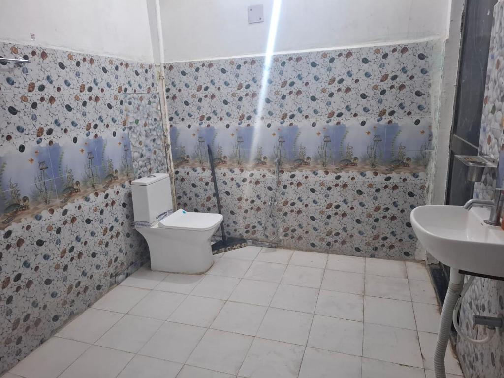 La salle de bains est pourvue de toilettes et d'un lavabo. dans l'établissement सुभद्रा guest house, à Ayodhya