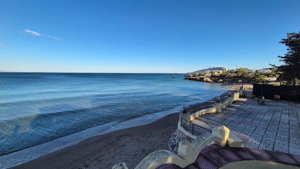 アルテミダにあるSilis House on the beachの海とビーチの景色を望めます。