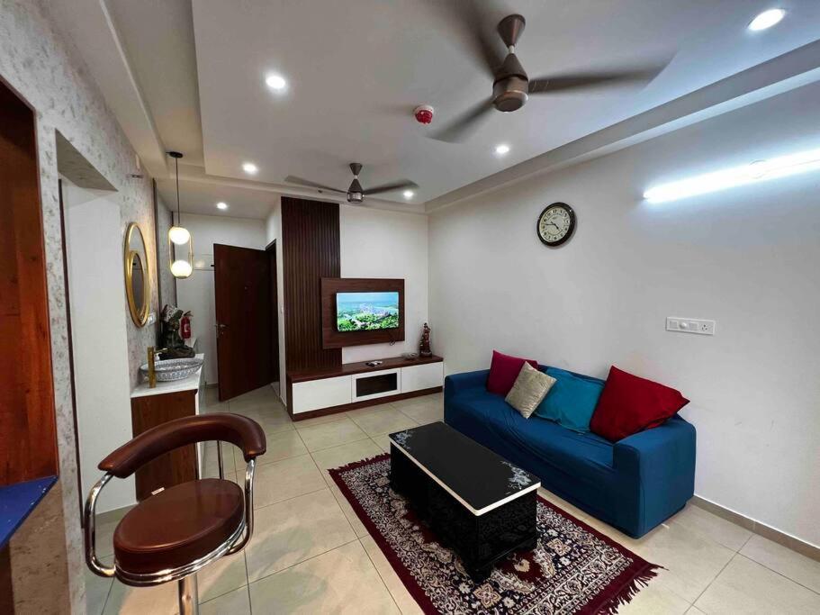 Et sittehjørne på Cozy 1 BHK apartment in Bhartiya City