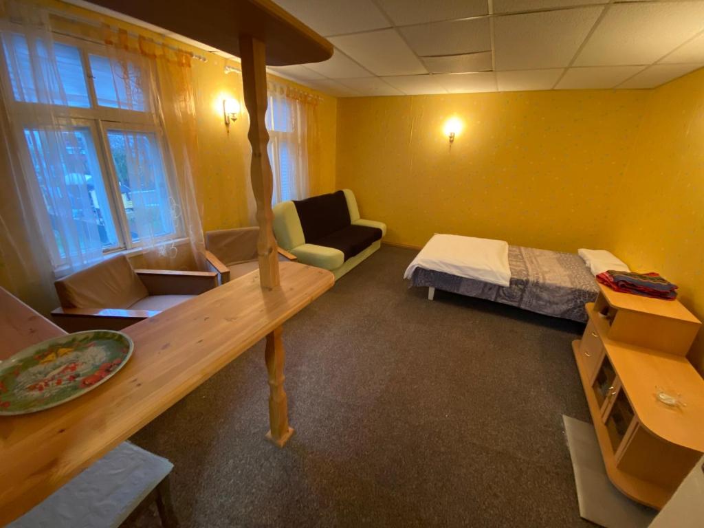 - une chambre avec un lit et un bureau dans l'établissement Mehaanika 3, à Tallinn