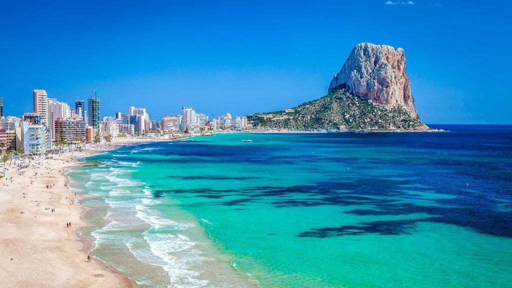 a view of a beach with a mountain in the background at Home SEA&DREAMS Ifach in Calpe