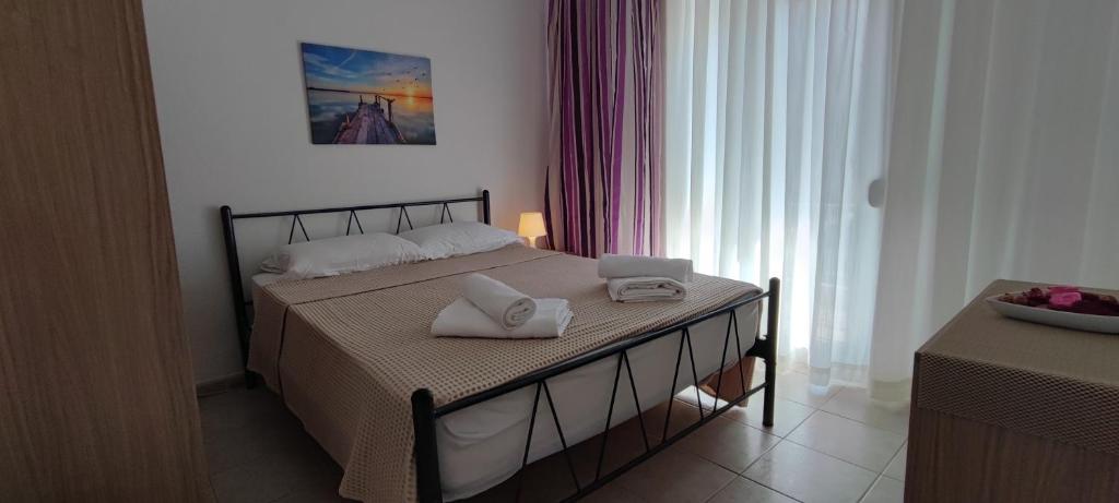 Postel nebo postele na pokoji v ubytování Makis Apartments Flogita