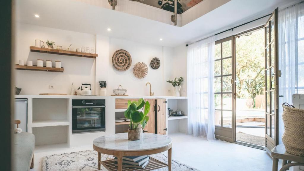 une cuisine avec une table et une plante. dans l'établissement La Petite Siffrette, à Saint-Siffret