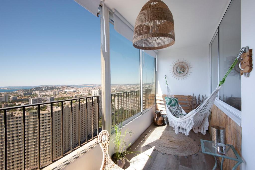 d'un balcon avec un hamac et une vue sur la ville. dans l'établissement Le Panoramique, à Marseille