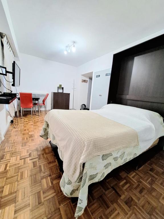 1 dormitorio con 1 cama grande, mesa y sillas en Florida Bedchamber en Buenos Aires