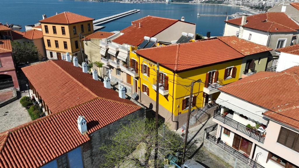 una vista aérea de una ciudad con casas y tejados en Kallichoron 2, en Kavala