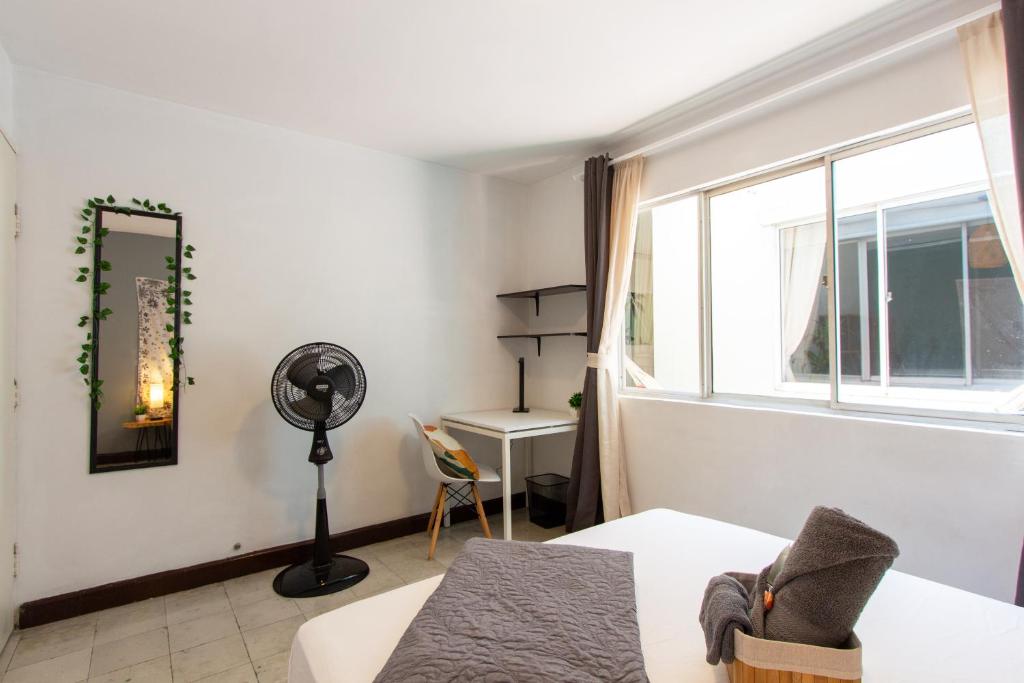 Postel nebo postele na pokoji v ubytování CoNomad House - Coliving & Coworking