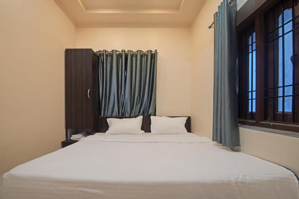 Postel nebo postele na pokoji v ubytování OYO HOTEL SHRIKAYA