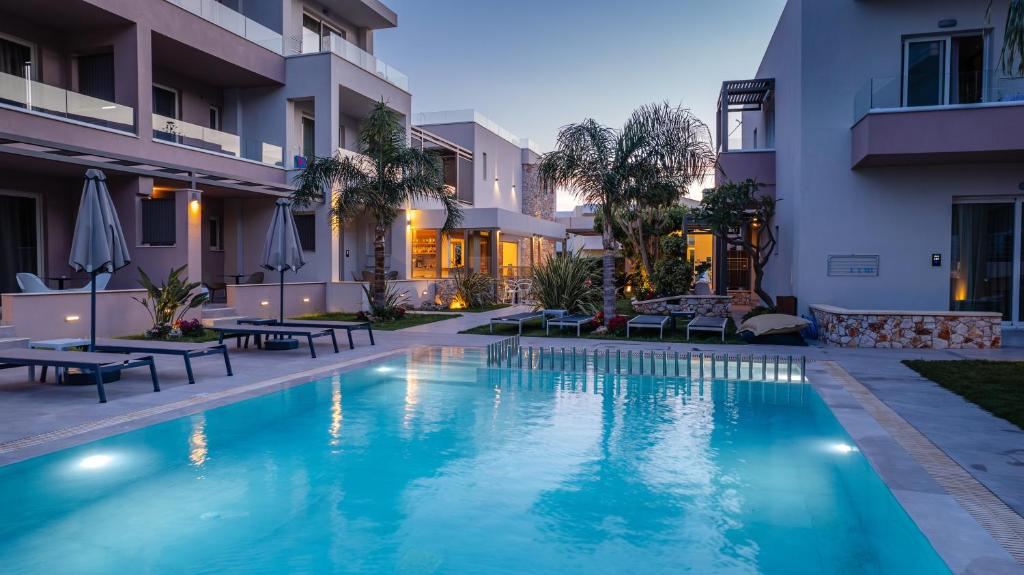帕琉喬拉的住宿－Relax Hotel，一座建筑物中央的游泳池