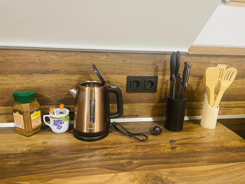 Příslušenství pro přípravu čaje a kávy v ubytování Jenys Apartment Usti 2