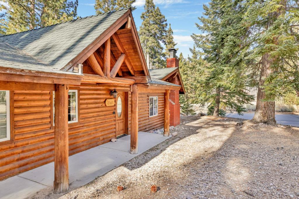 a log cabin with a gambrel roof at Lazy bear lodge #1235 in Big Bear Lake