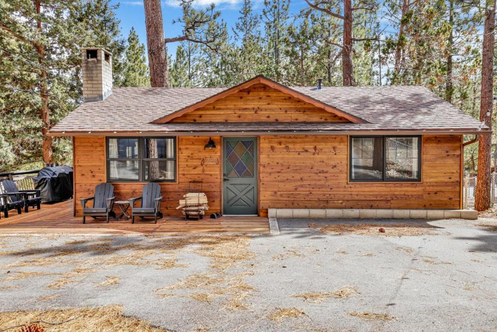 eine Blockhütte mit Stühlen und einer Veranda in der Unterkunft Bruin chalet #2464 in Sugarloaf