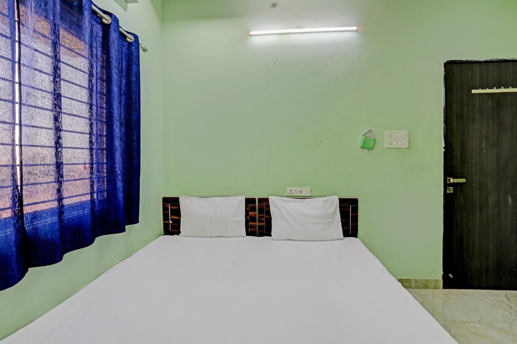 Cama ou camas em um quarto em OYO Jai Shri Mahakal Guest House