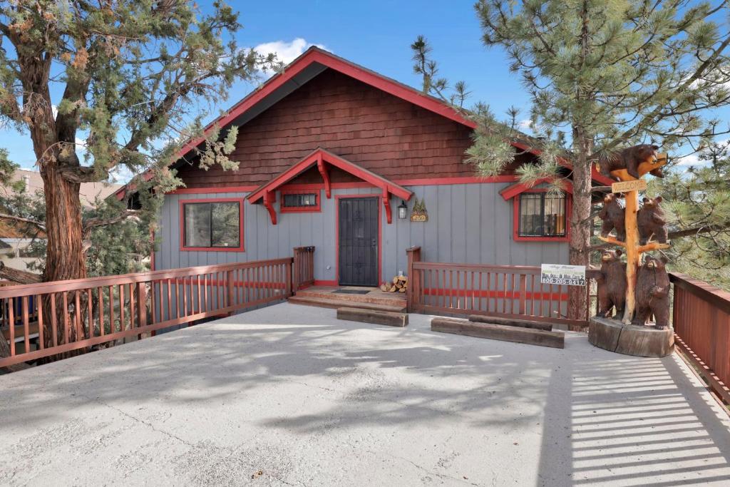 uma pequena casa com uma cerca de madeira e uma entrada em Lazy llama lodge #2150 em Big Bear City