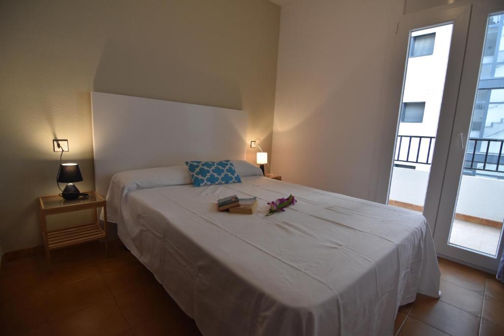 Postel nebo postele na pokoji v ubytování RNET - MTA Apartaments A1