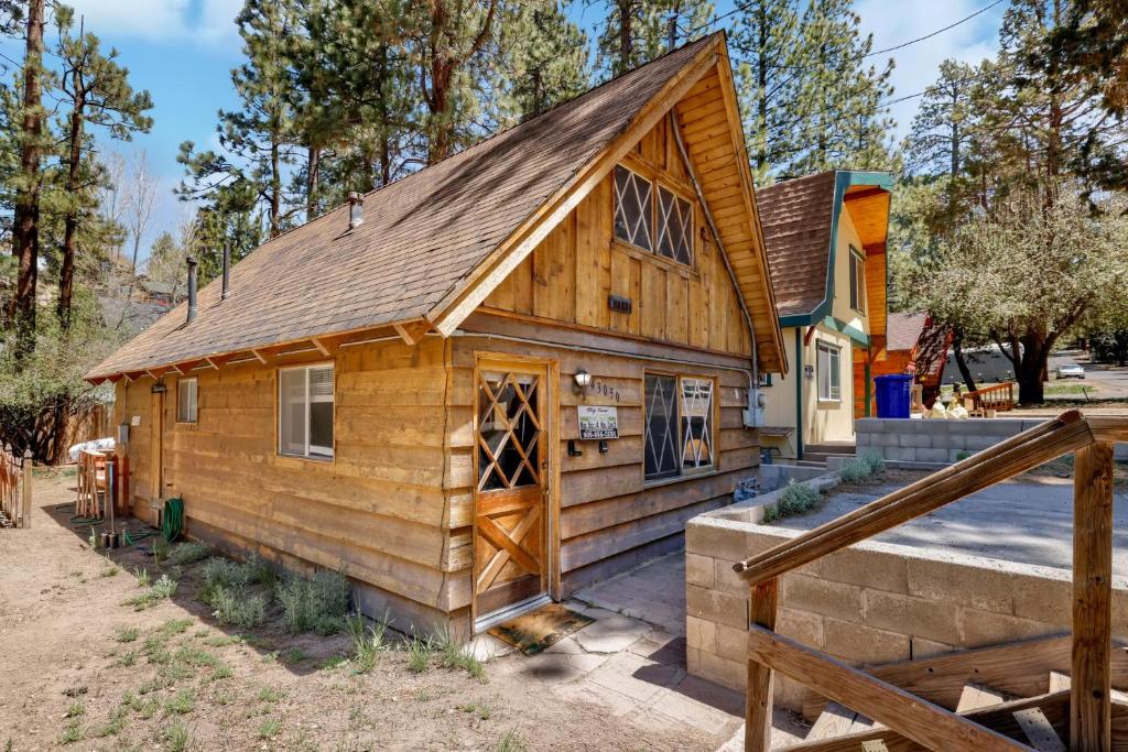 eine Blockhütte mit einem Gamerleich-Dach in der Unterkunft Dusk to dawn #557 in Big Bear Lake