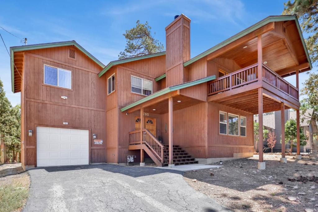 una grande casa in legno con garage di I love view #1475 a Big Bear Lake