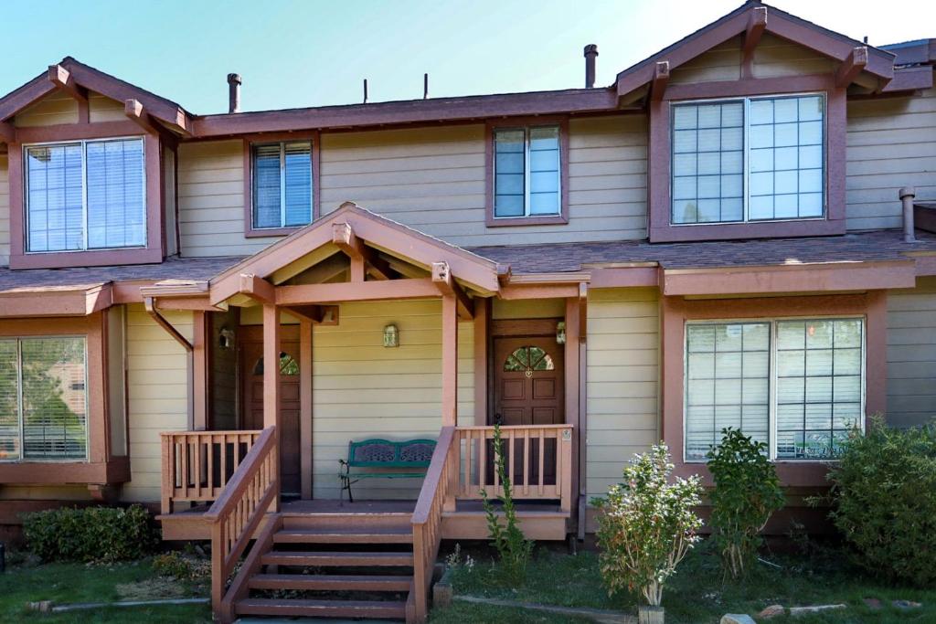 ein Haus mit einer Veranda und einer Terrasse in der Unterkunft Cienega getaway #1952 in Big Bear Lake