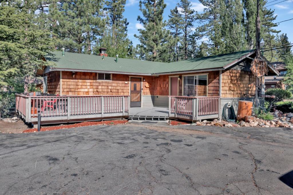 ein Holzhaus mit einer Veranda und einer Auffahrt in der Unterkunft Shore acres lodge #450 in Big Bear Lake