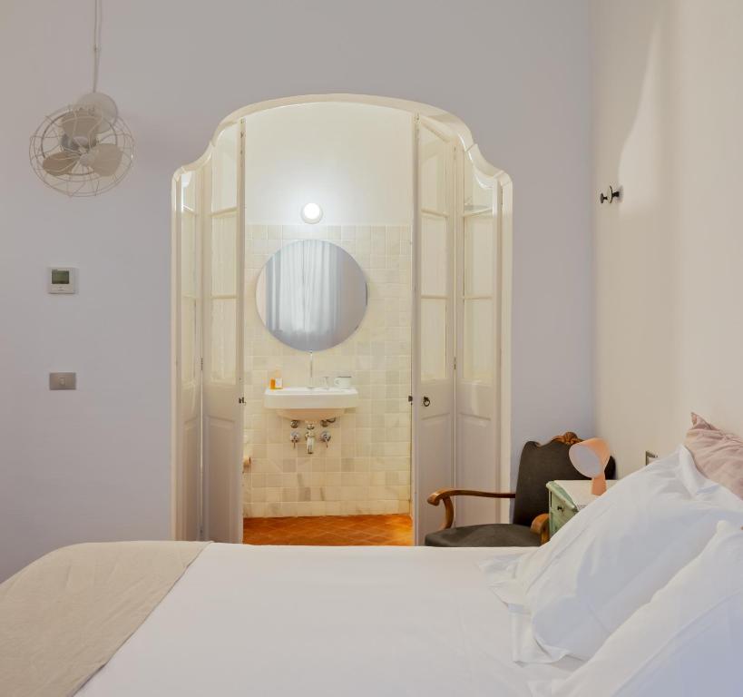 Postel nebo postele na pokoji v ubytování Ses Sucreres Small & Slow Hotel