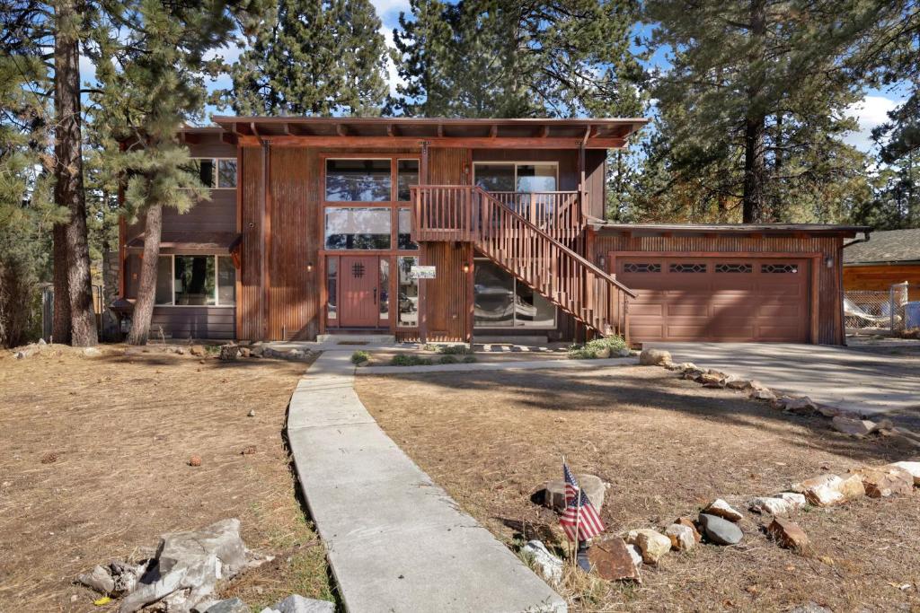een huis met een trap ervoor bij Eagle point lodge #2080 in Big Bear Lake