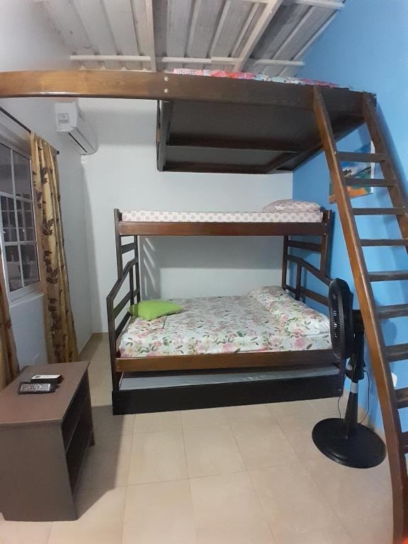 1 dormitorio con 2 literas en una habitación en Brisas del Mar Apto 1C, en San Andrés