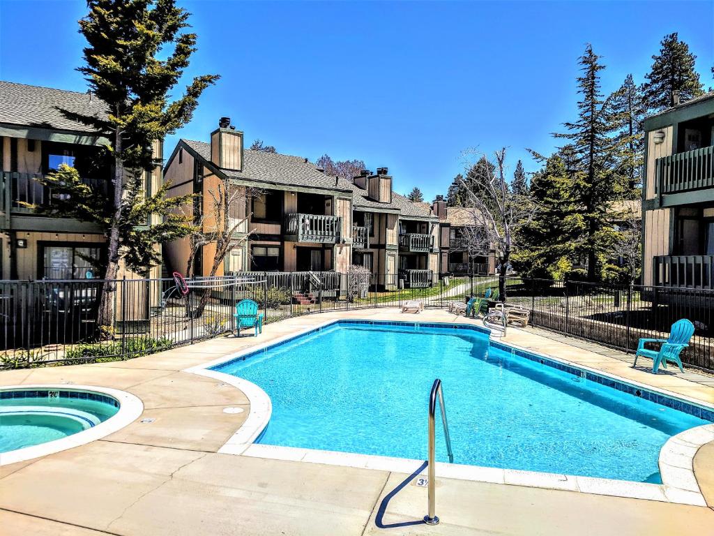 ein Swimmingpool in einem Apartmentkomplex in der Unterkunft Boulder creek #1417 in Big Bear Lake