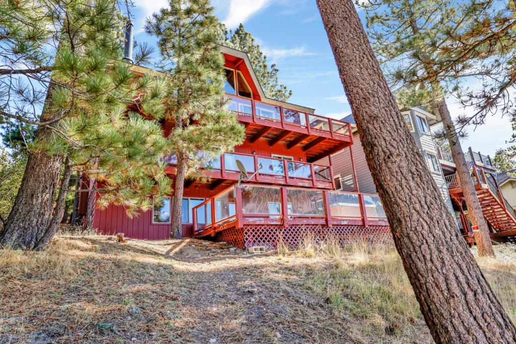 een rood huis met bomen ervoor bij Fishermans paradise #1792 in Big Bear Lake