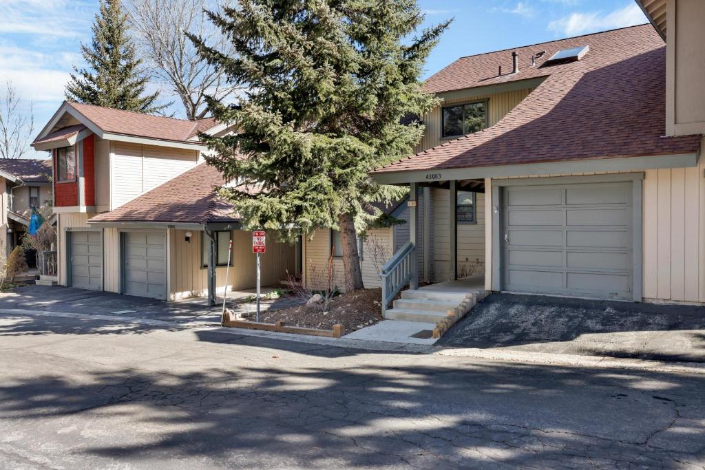ein Haus mit zwei Garagentoren an einer Straße in der Unterkunft Sunny side up #1343 in Big Bear Lake